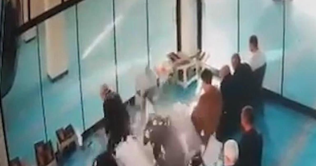 Cami Tavan Alçısı Cemaatin Üstüne Düştü