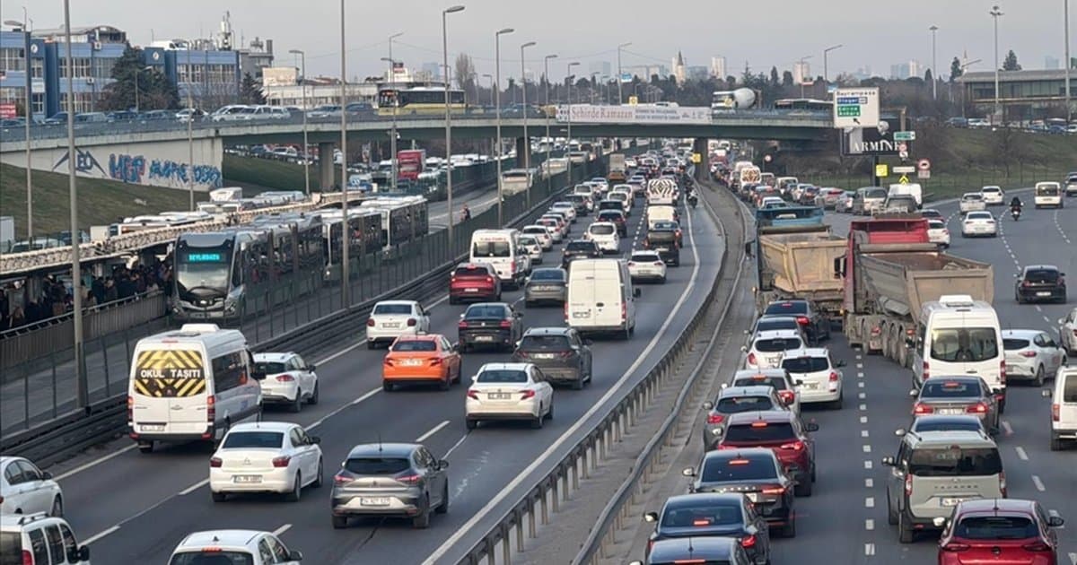 İstanbul'da trafik yoğunluğu iftar öncesi yüzde 89'a ulaştı