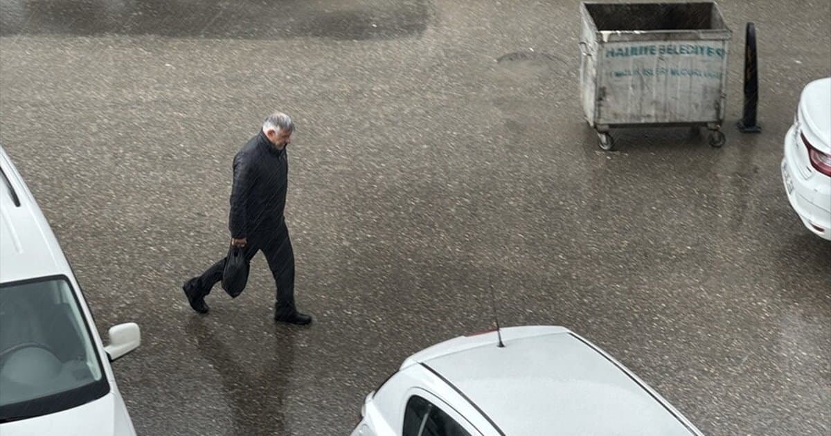 Sağanak yağışlar bazı illerde hayatı olumsuz etkiledi