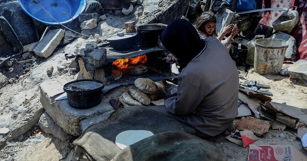 Gazzeliler, tüp gaz bulamayınca çadırlarda ateşte yemek pişiriyor