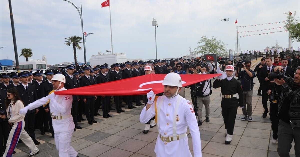 Atatürk'ü temsil eden bayrak Samsun'da karaya çıkarıldı