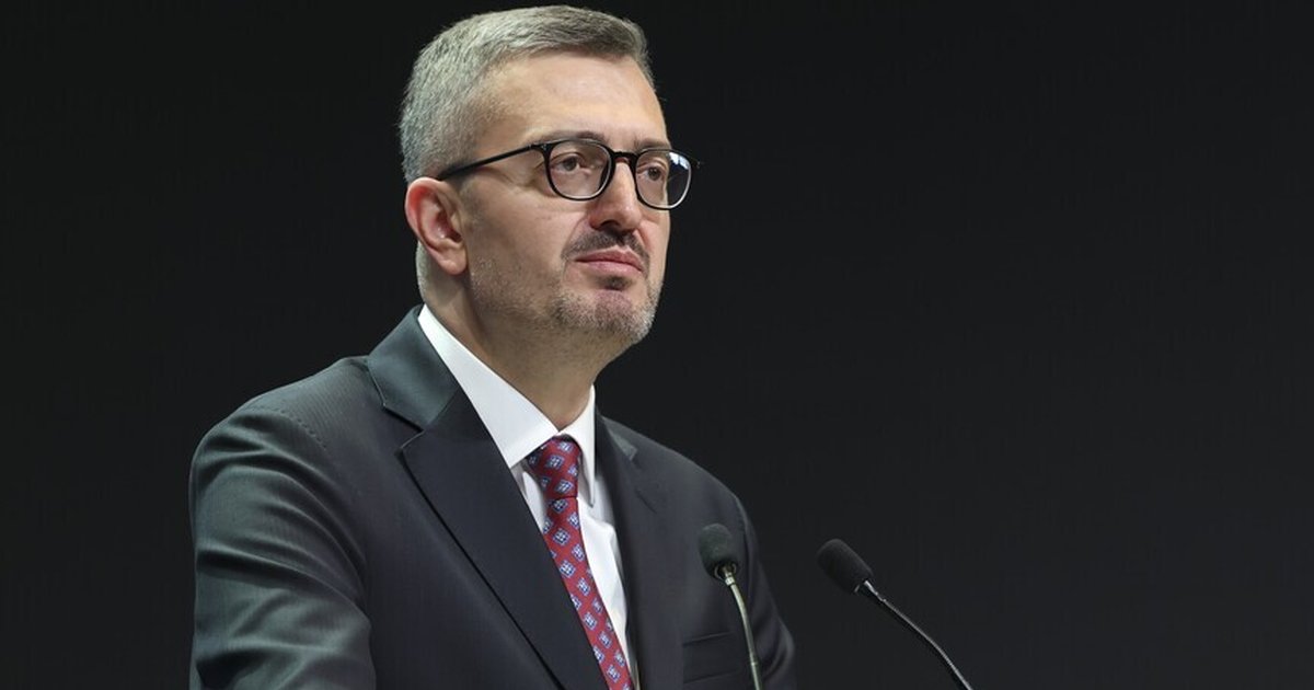 İletişim Başkanı Duran'dan edebiyatçılara saygı