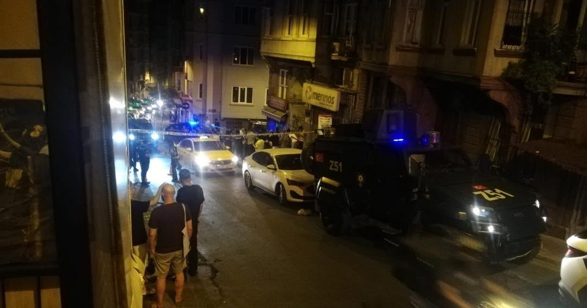 Beyoğlu'nda sokağa patlayıcı bırakıldı, hasar oluştu