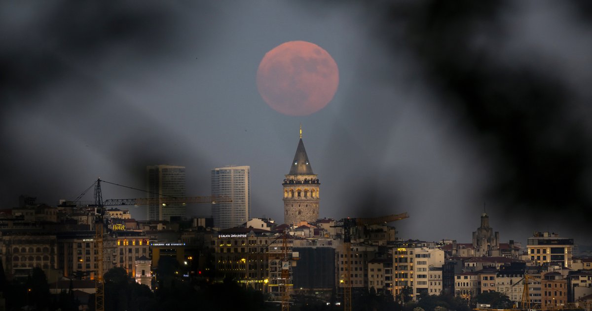 Çilek Dolunayı İstanbul'da eşsiz görüntüler oluşturdu