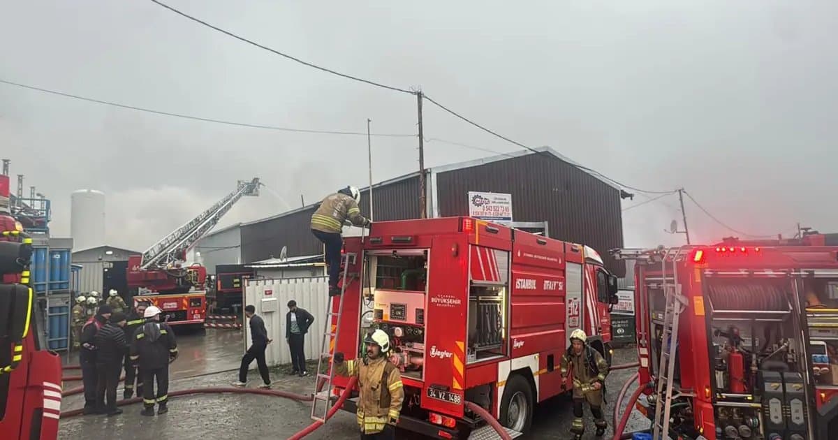 Eyüpsultan'da bitişik üç işyerinde yangın çıktı