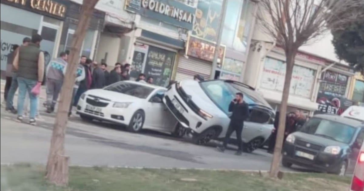 Mardin'de Trafik Kazası: Kadın Öğretmene Araç Çarptı