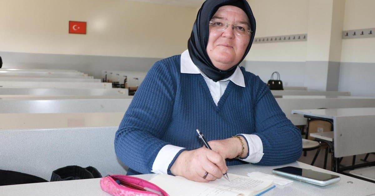 55 yaşındaki kadın, 41 yıl sonra üniversiteye başladı