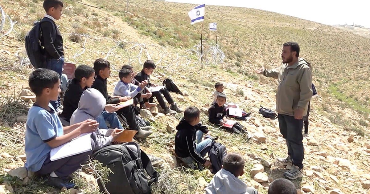 Batı Şeria'da öğrenciler sokakta ders yaptı