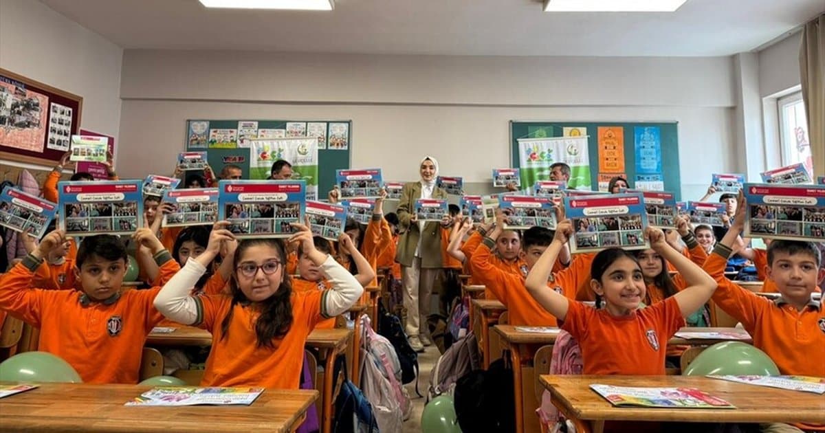 Ümraniye'de ilkokul öğrencilerine sıfır atık eğitim seti verildi