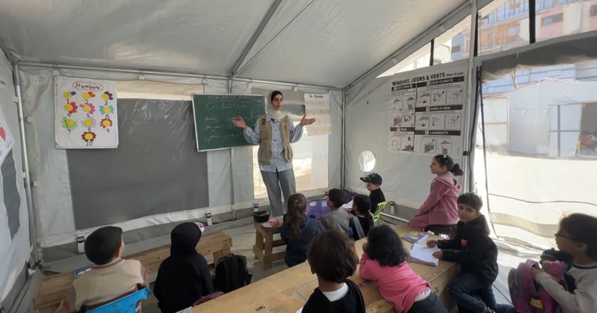 Gazzeli çocuklar çadırlarda eğitimlerini sürdürmeye çalışıyor