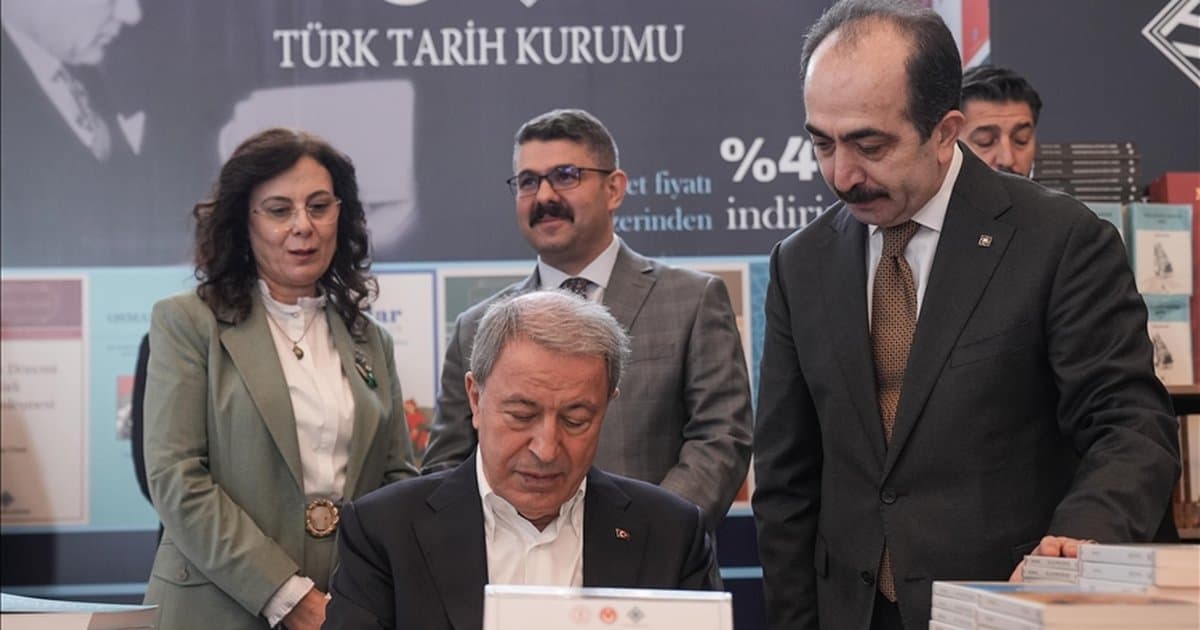 Hulusi Akar, 'Külliye'de Ramazan' etkinliklerinde okurlarla buluştu