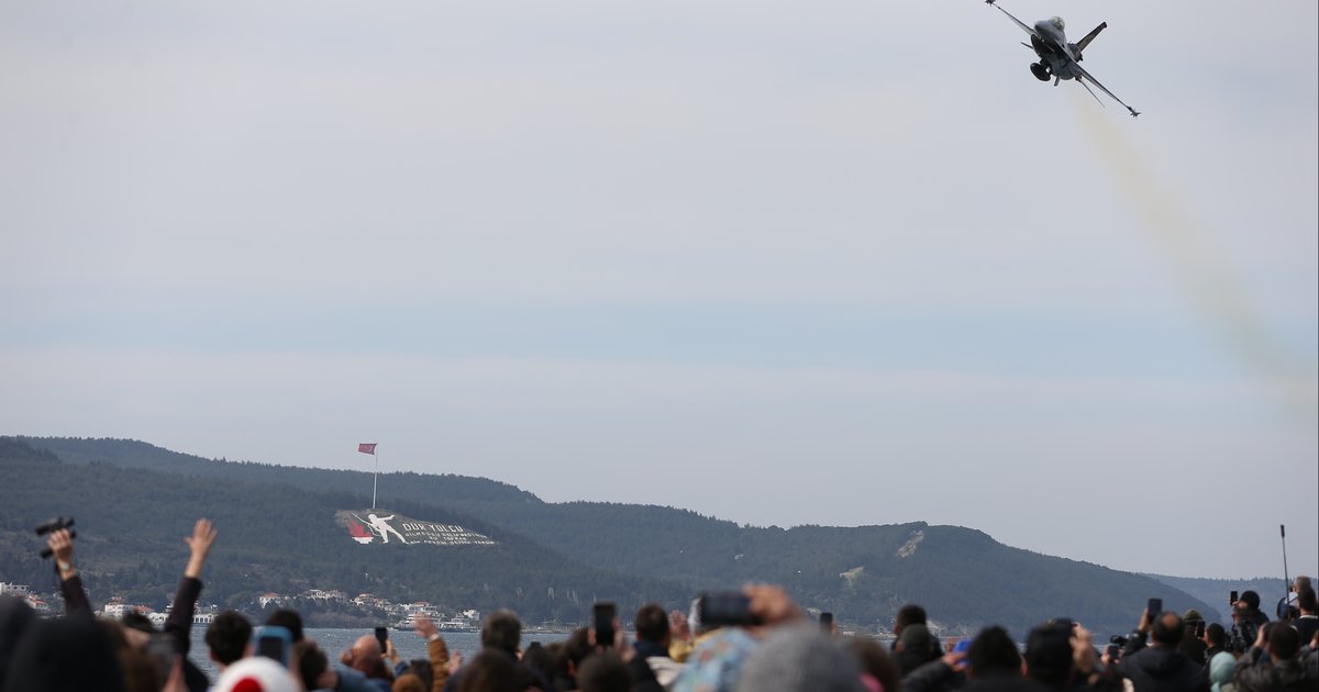 SOLOTÜRK Çanakkale'de nefes kesen gösteri uçuşu yaptı