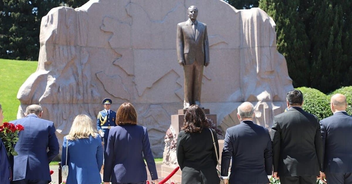 Haydar Aliyev 103. doğum yıl dönümünde Bakü'de anıldı