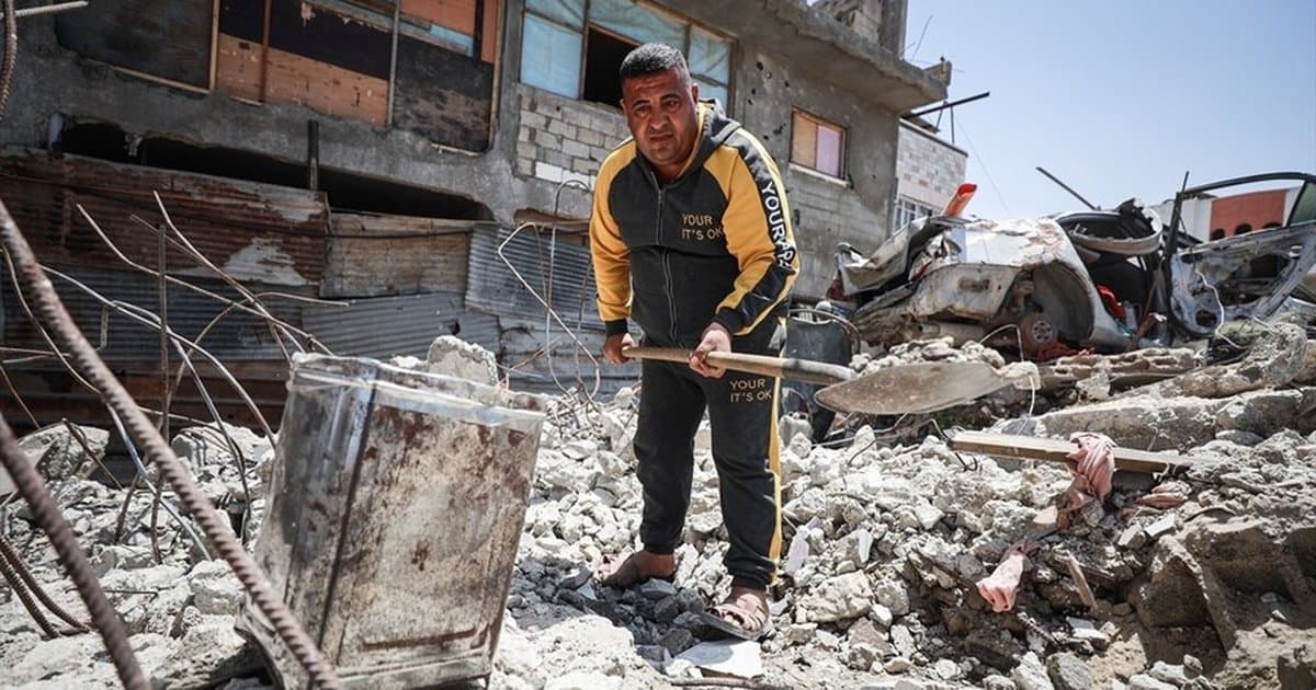 Gazze'de enkaz altında kalan yakınlarını çıkarmaya çalışan babanın dramı