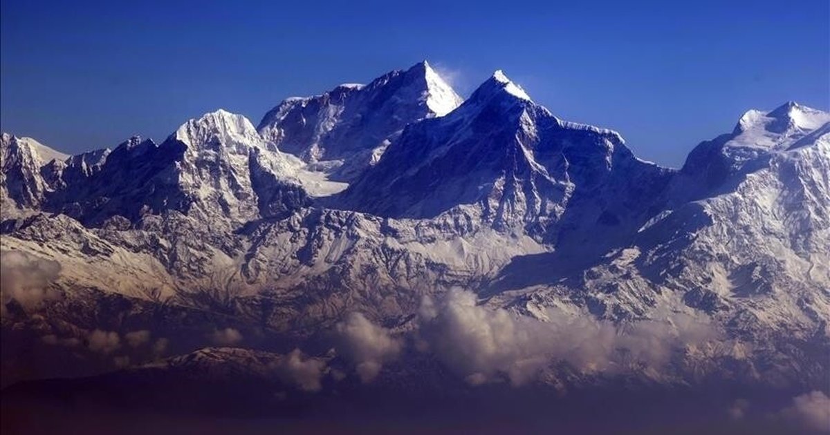 Everest Dağı'na bir günde 274 dağcı tırmanarak rekor kırdı