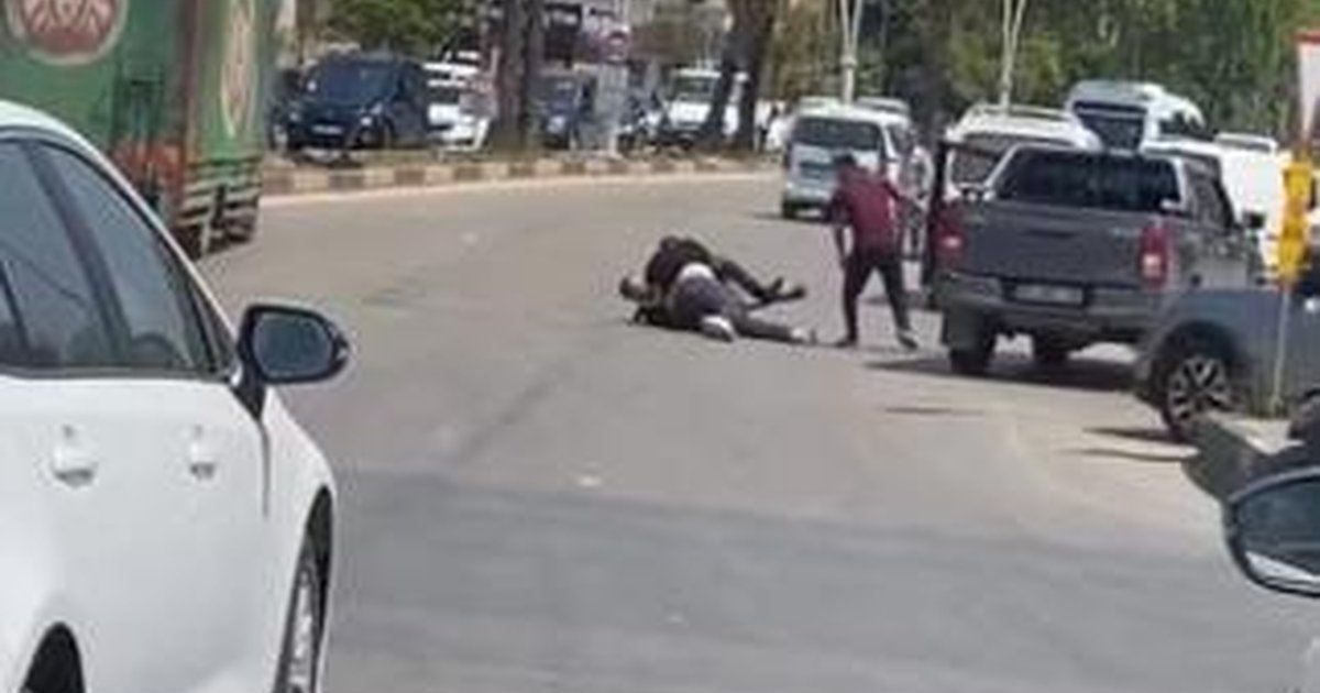 Trafikte dehşet: 2 kişi kamyonet sürücüsünü sopayla darbetti