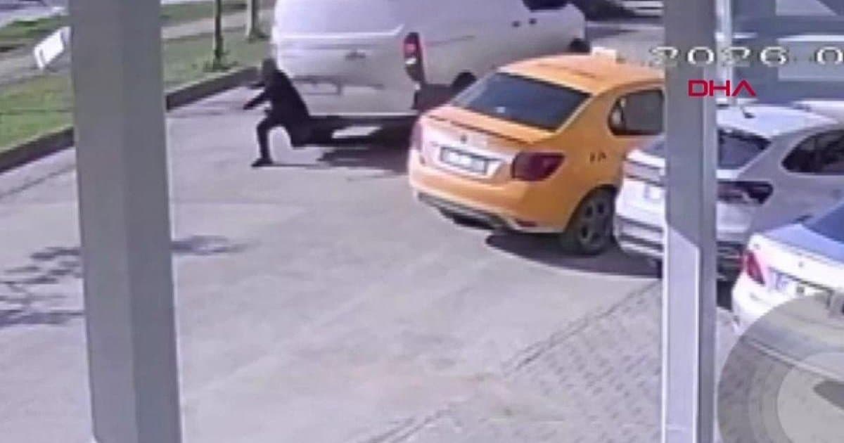Adana'da Trafik Kazası: Kişi Kamyonete Çarpıldı