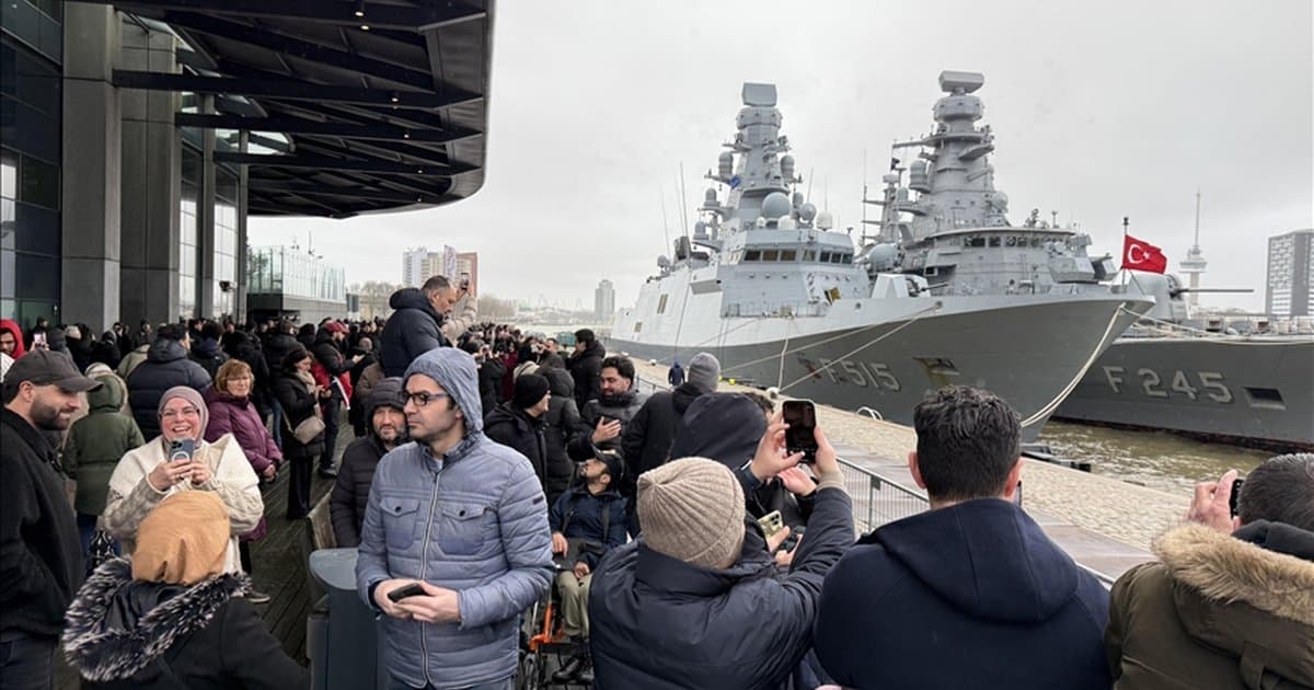 TCG Anadolu Rotterdam Limanı'nda Türkleri Biraraya Getirdi
