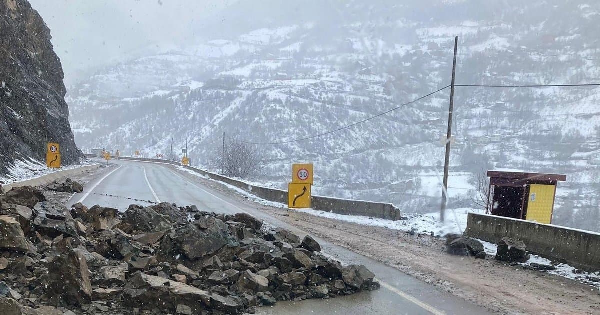 Gümüşhane'de heyelan: Giresun karayolu çift yönlü kapandı