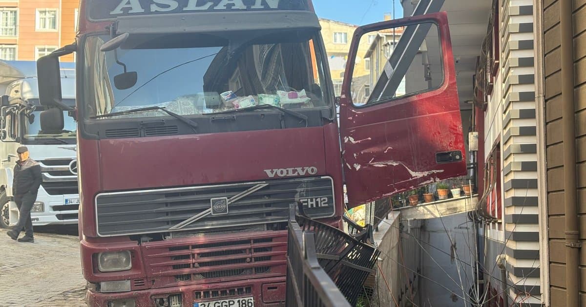İstanbul'da Harfiyat Kamyonu Kazası: Sürücü 4 Metre Yükseklikten Düşüyor