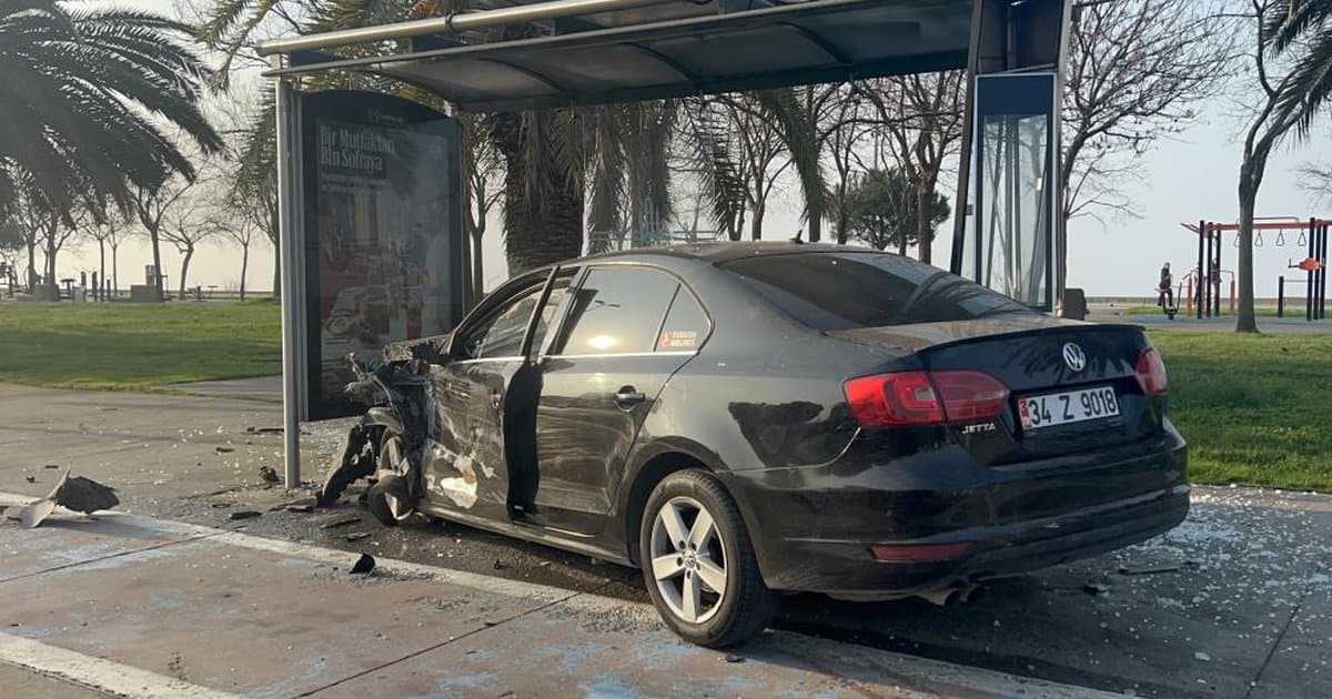 Kartal Sahil Yolunda Otomobil Durağa Daldı