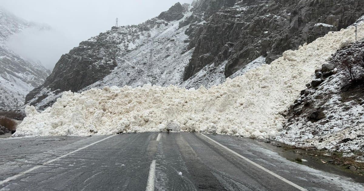 Hakkari'de çığ düşmesi görüntülendi