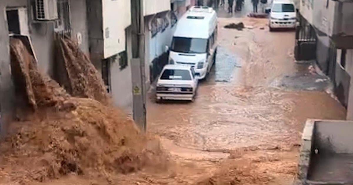Güneydoğu'da şiddetli sağanak: Diyarbakır'da yol çöktü, ulaşım kesildi