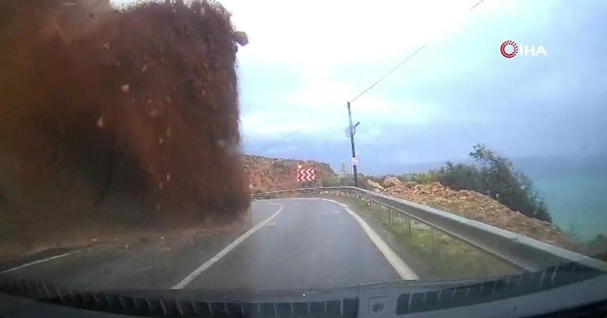 Mersin'de heyelan anı araç kamerasında