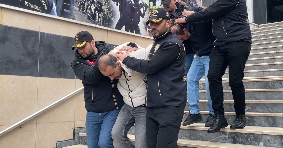 Eşiyle ilişkisi olduğunu öne sürüp adam öldürdü