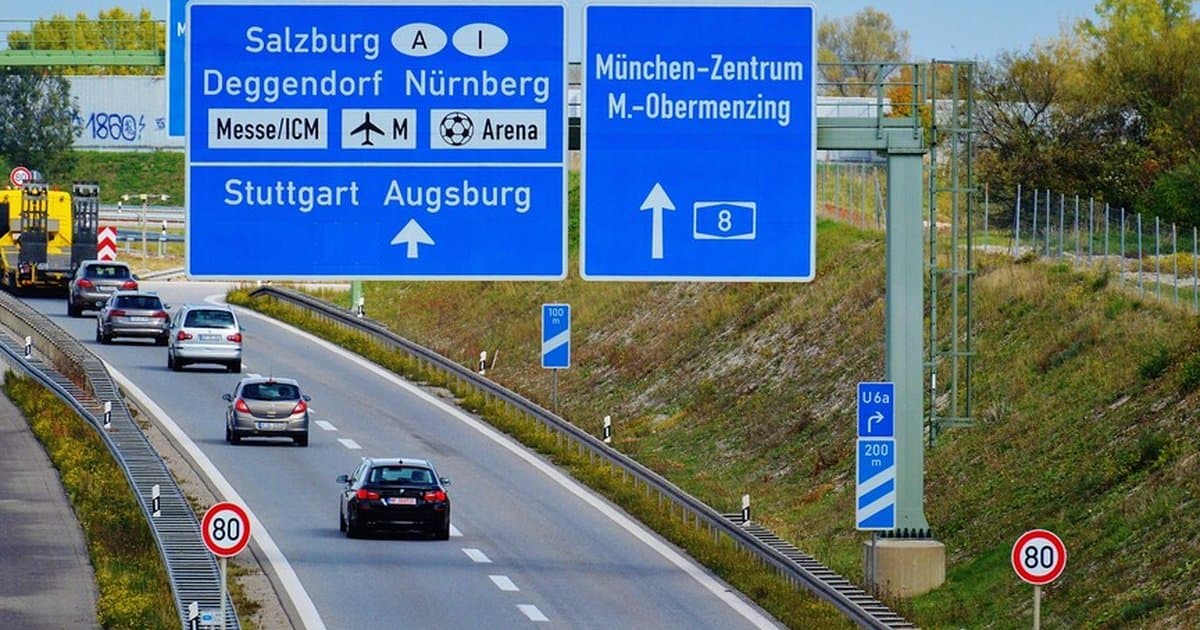 Petrol fiyatları Almanya'da ulaşım maliyetlerini artırdı