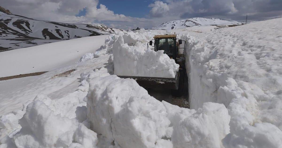 Van İran sınırında 3 metreyi aşan karla mücadele