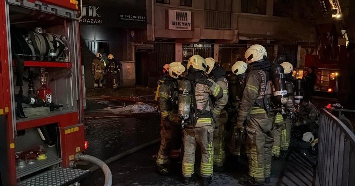 Bayrampaşa'da 5 katlı iş yerinde yangın
