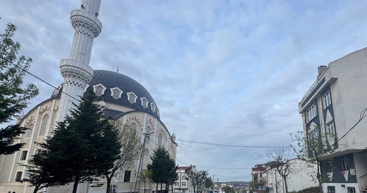 Arnavutköy'de rüzgar nedeniyle minaresi sallanan caminin yakınındaki binalar boşaltıldı