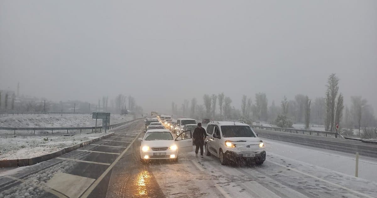 Afyonkarahisar'da kar engeli: 2 ilçede eğitime ara