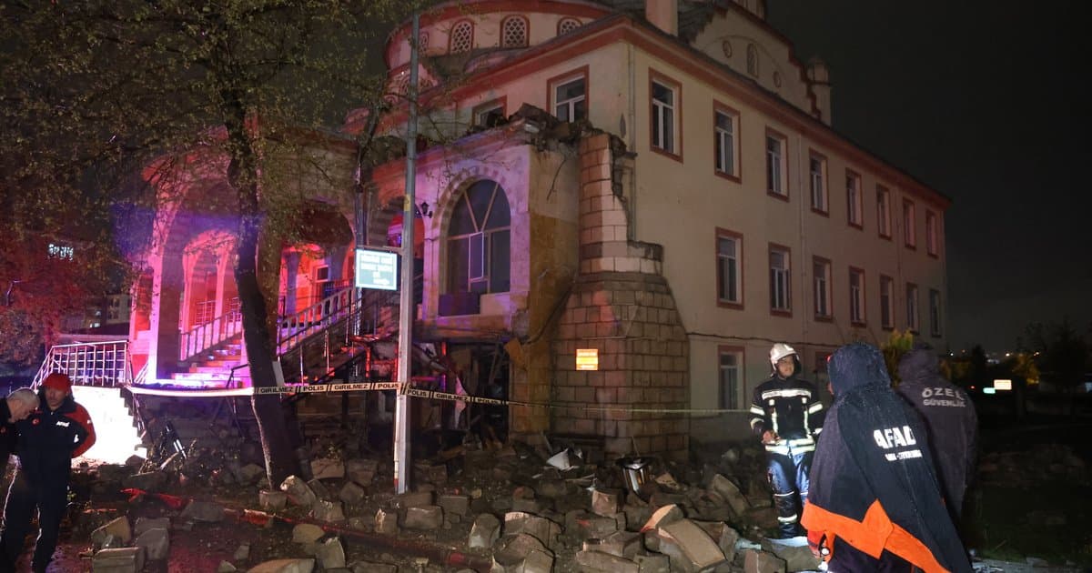 Elazığ'da yıldırım caminin minaresine isabet etti