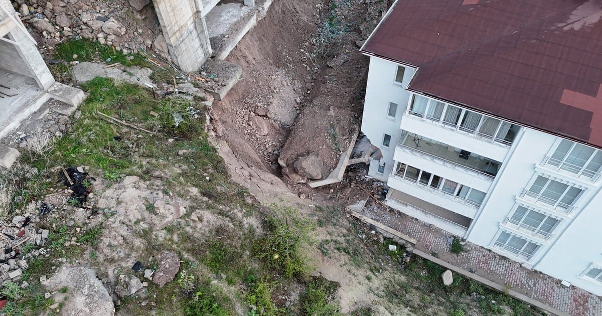 Nevşehir'de istinat duvarı çöktü, 10 ev tahliye edildi