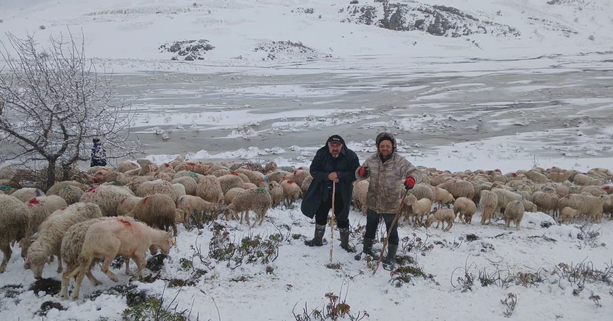 Tipi ve heyelan 2 çobanı mahsur etti
