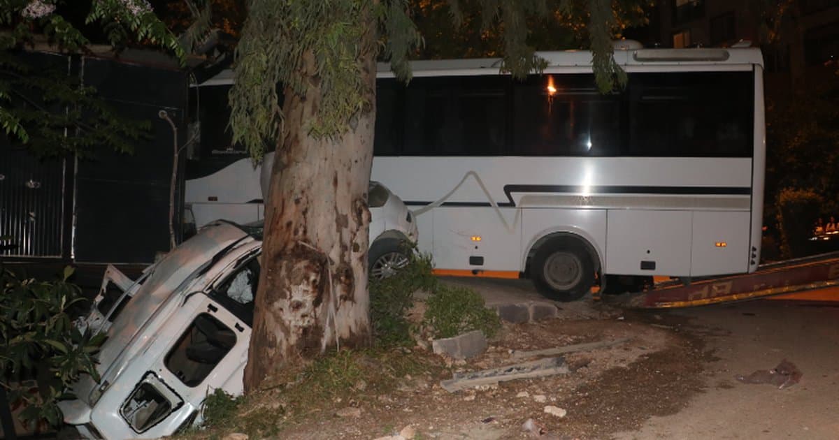 Hatay'da midibüs kazası: 2 kişi ağır yaralandı