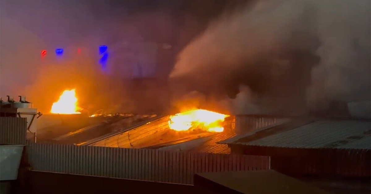Arnavutköy'de fabrika yangınına itfaiye müdahalesi