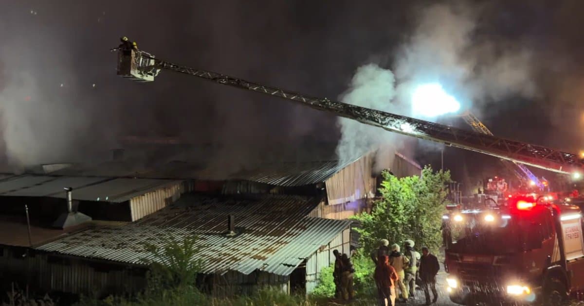 Arnavutköy'de Fabrikada Gece Yarısı Yangın
