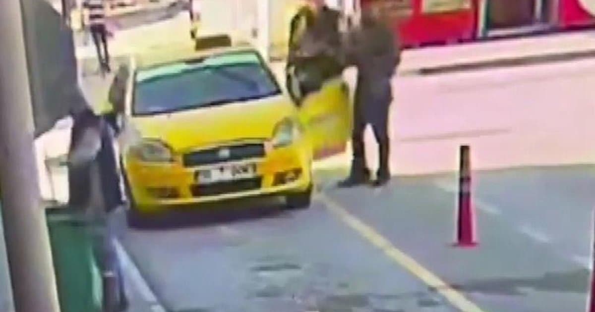 Taksiyi çalan şüpheliyi sahibinin koşarak yakalaması