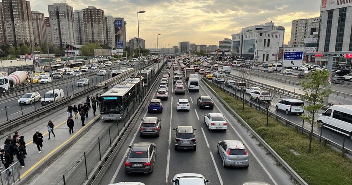 İstanbul'da Akşam Trafikte Yoğunluk Yüzde 80'e Çıktı