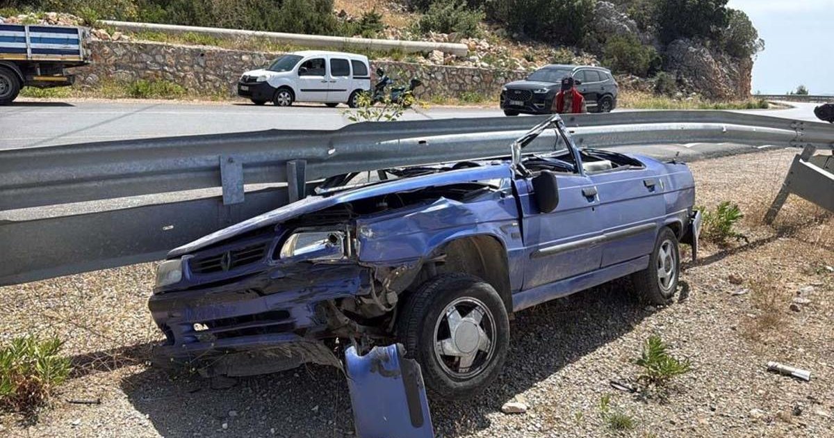 Bodrum'da trafik kazası: Araç kağıt gibi ezildi