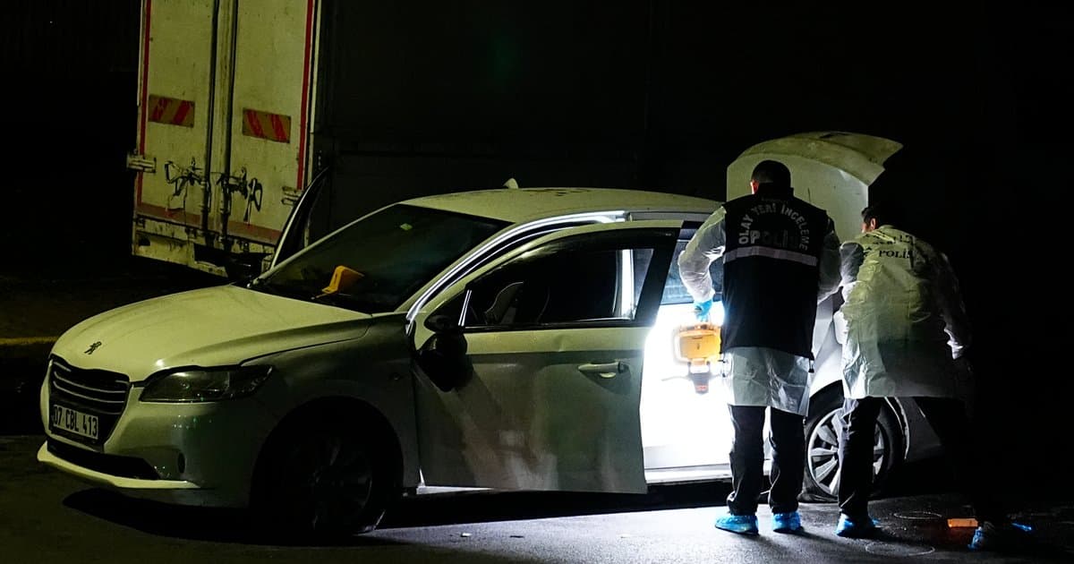 Küçükçekmece'de polis kovalamacası: 2 şüpheli yakalandı