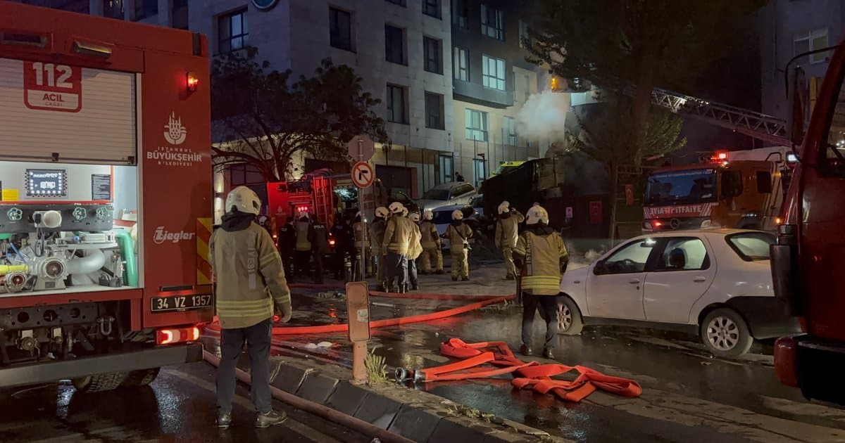 Şişli'de Motosiklet Yangını 4 Katlı Binayı Sardı