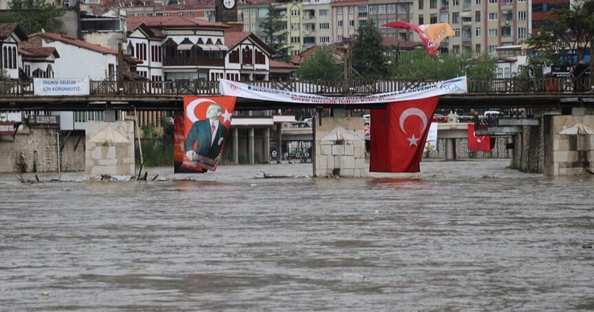 Amasya'da sağanak Yeşilırmak'ın debisini yükseltti