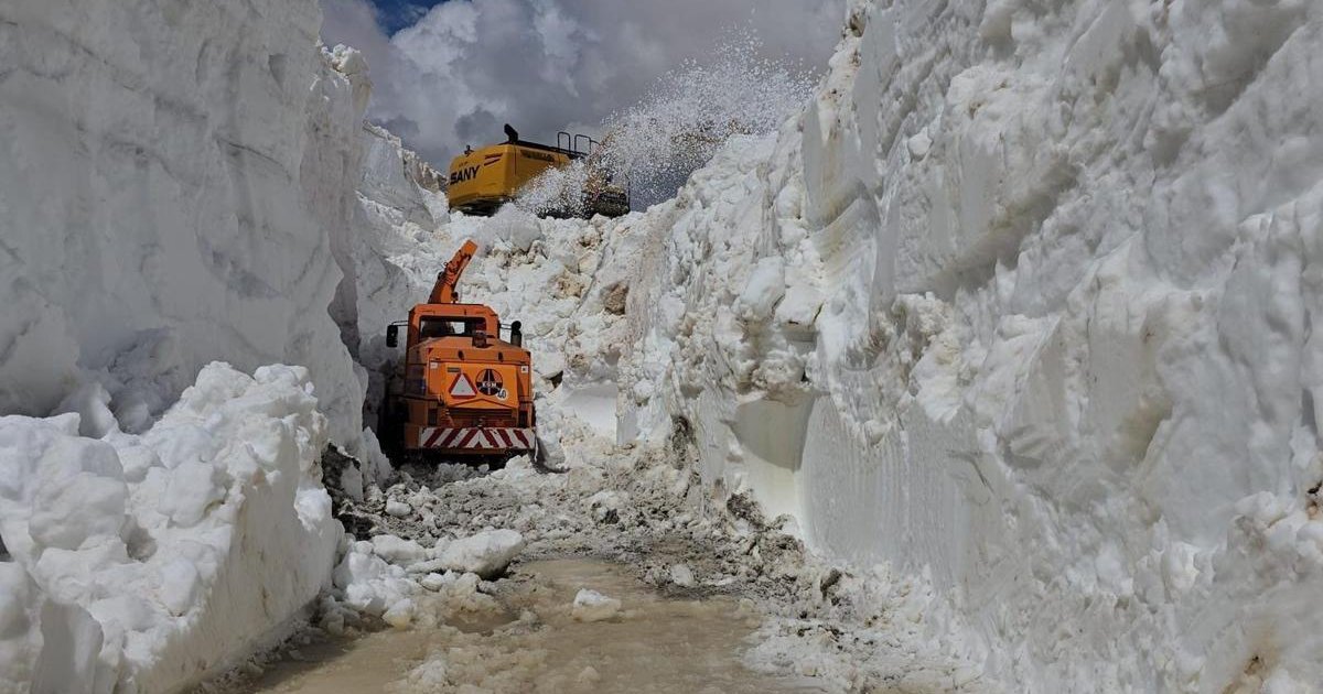 Şırnak'ta 7 metreyi aşan karla mücadele