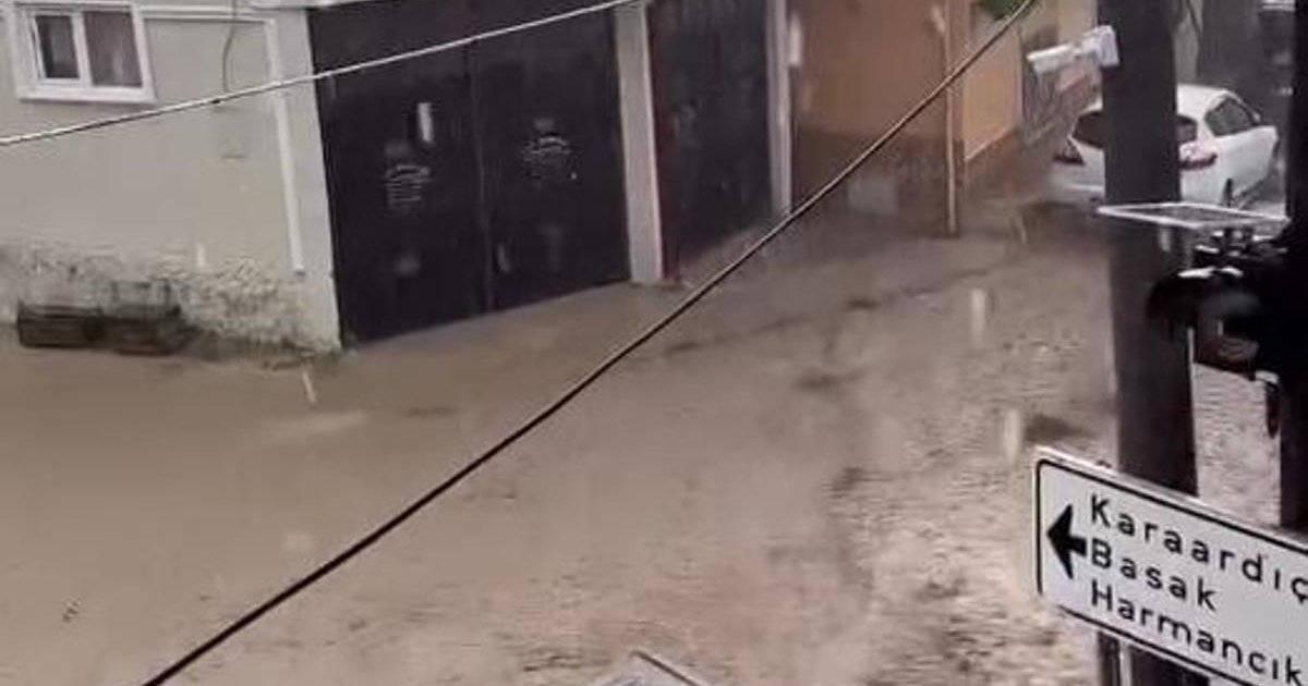 Bursa Keles'te sel: Evleri su bastı, çatı çöktü