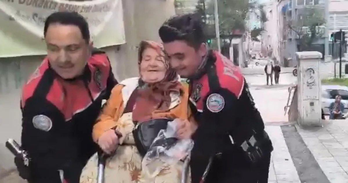 Yunus polisi engelli kadına yardım etti