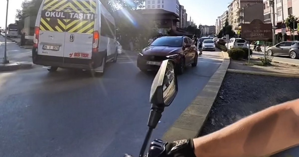 Servis şoförü motosikletlinin üzerine kırdı, ters yöne girdi